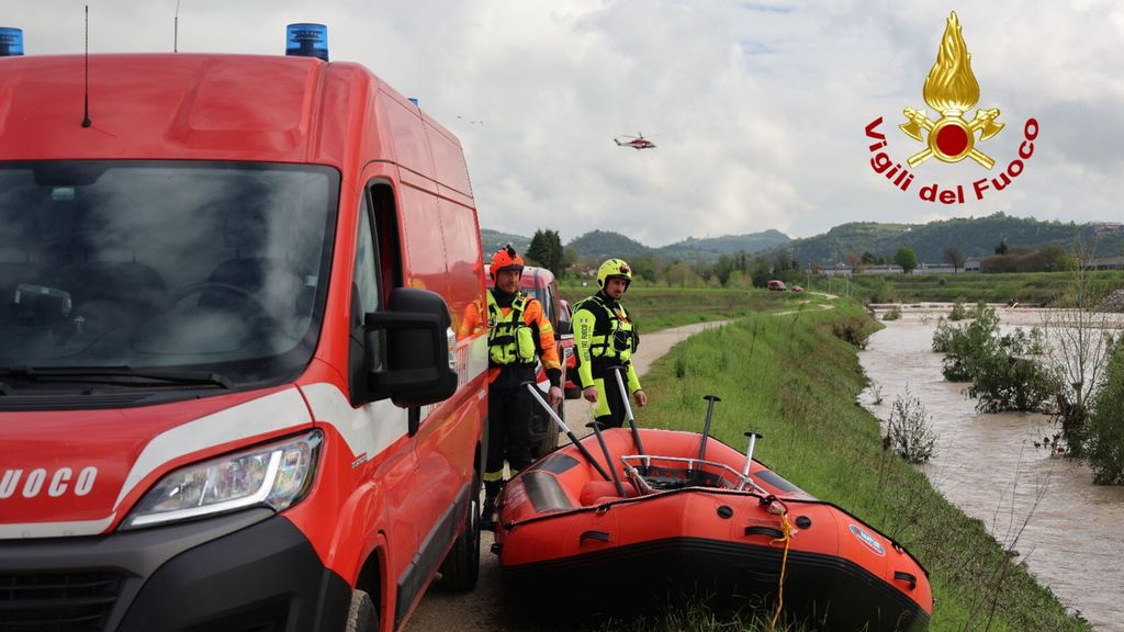 Maltempo in Veneto, padre e figlio inghiottiti in auto in una voragine. Recuperati i corpi