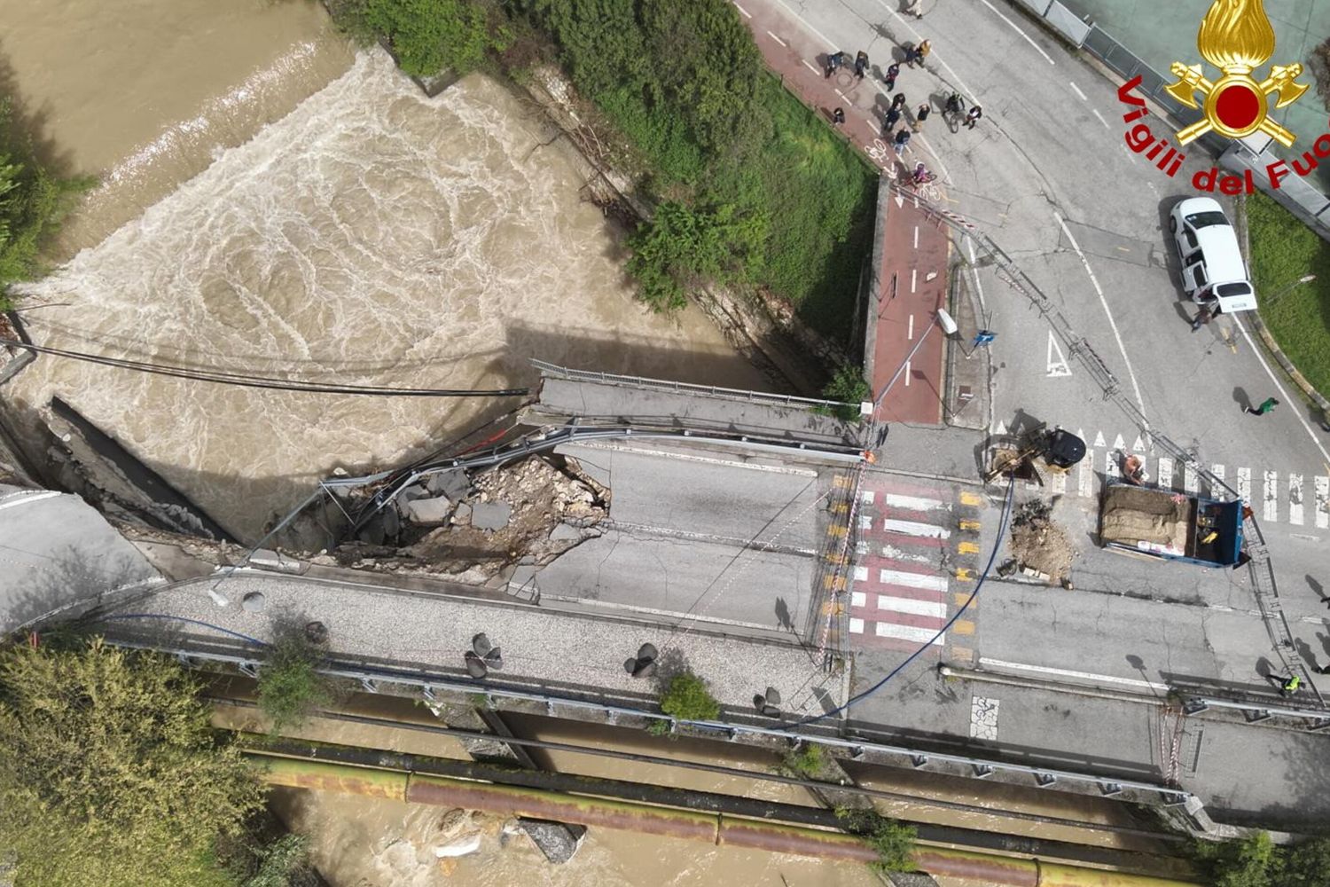 Maltempo in Veneto, padre e figlio inghiottiti in auto in una voragine. Recuperati i corpi
