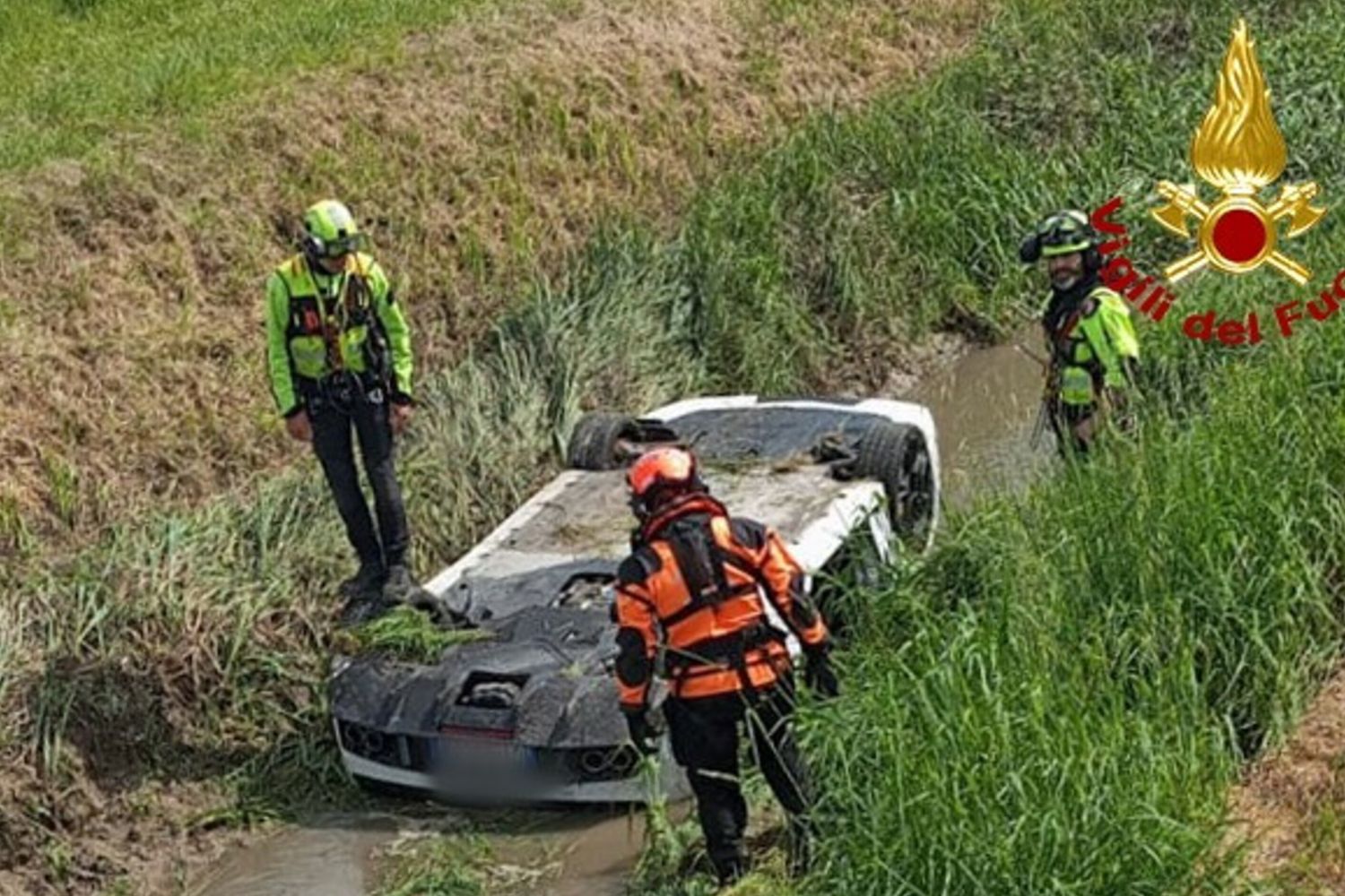 La Lamborghini Gallardo finisce nel canale, un morto e un ferito nel Veneziano