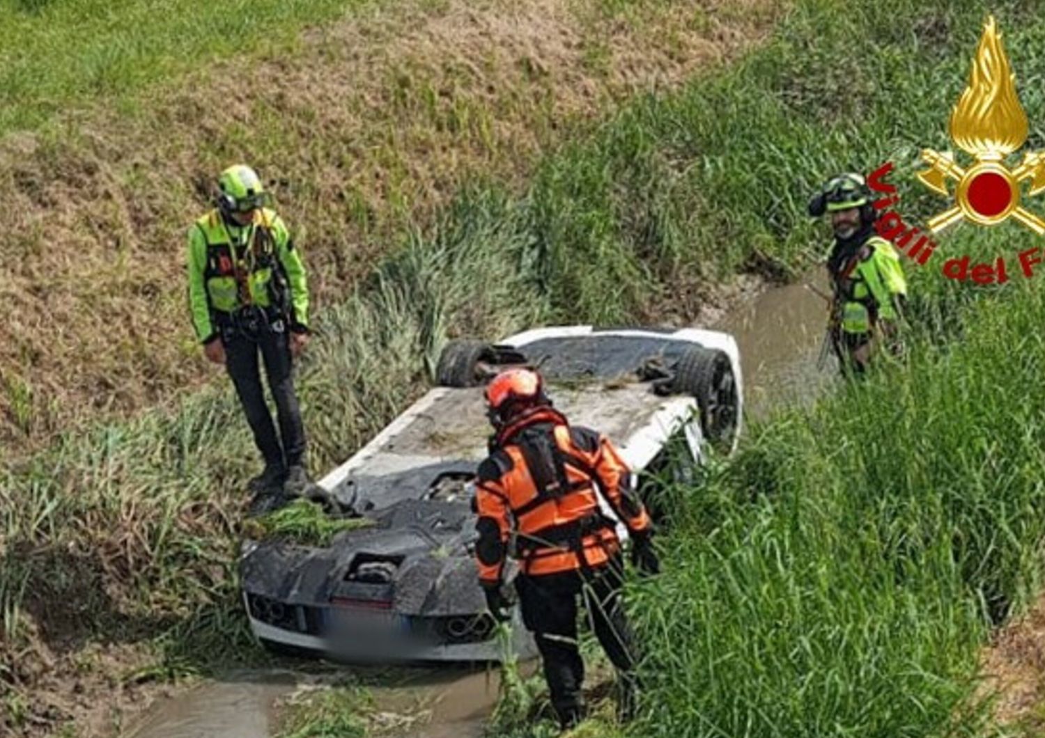 La Lamborghini Gallardo finisce nel canale, un morto e un ferito nel Veneziano