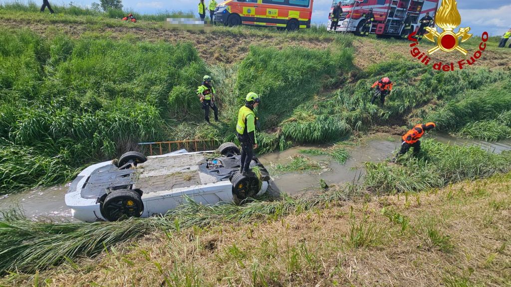 La Lamborghini Gallardo finisce nel canale, un morto e un ferito nel Veneziano