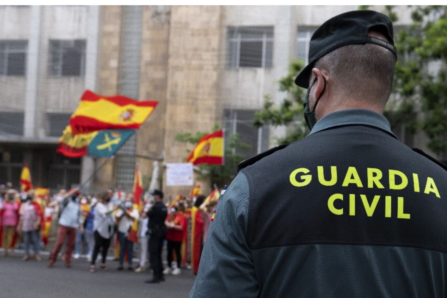 Brucia la porta di casa dei vicini che fanno troppo rumore, adesso rischia 13 anni di carcere