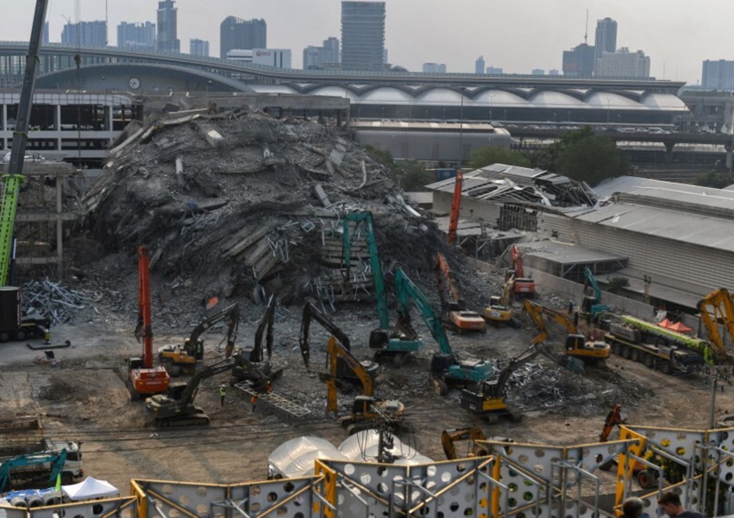 Il crollo del grattacielo a Bangkok: arrestato il manager cinese che lo stava costruendo