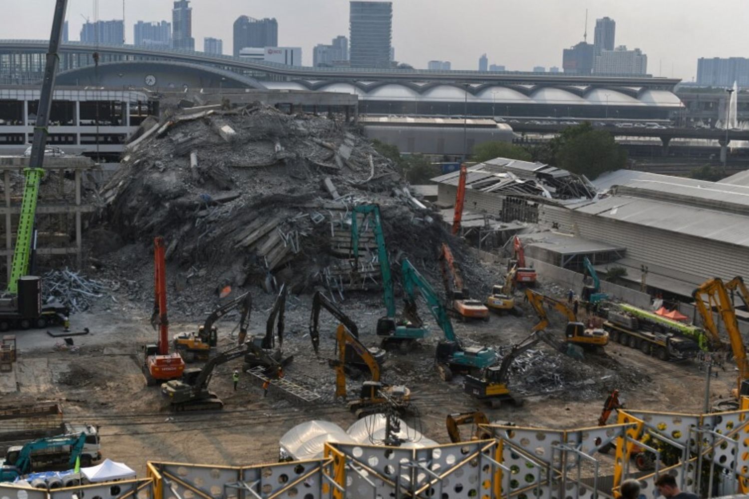 Il crollo del grattacielo a Bangkok: arrestato il manager cinese che lo stava costruendo