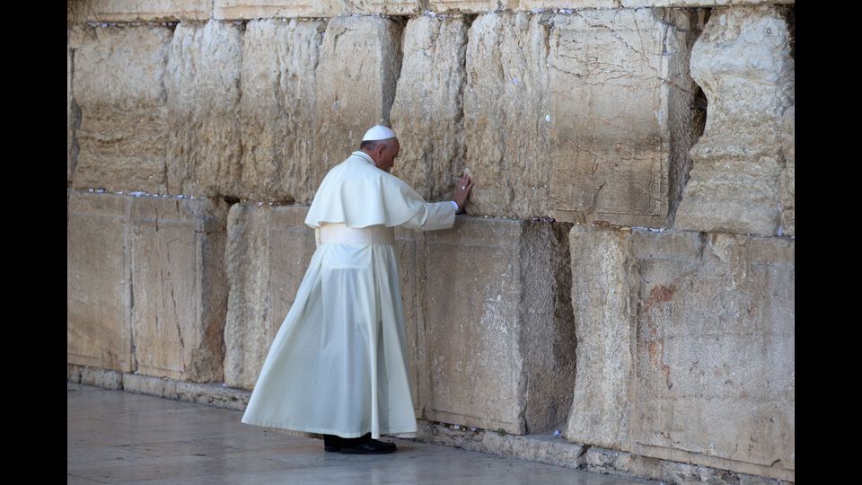 Papa Francesco nel 2014 al Muro del Pianto a Gerusalemme