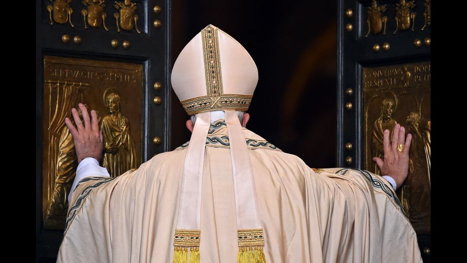 Il Papa apre la porta Santa nel Giubileo della Misericordia