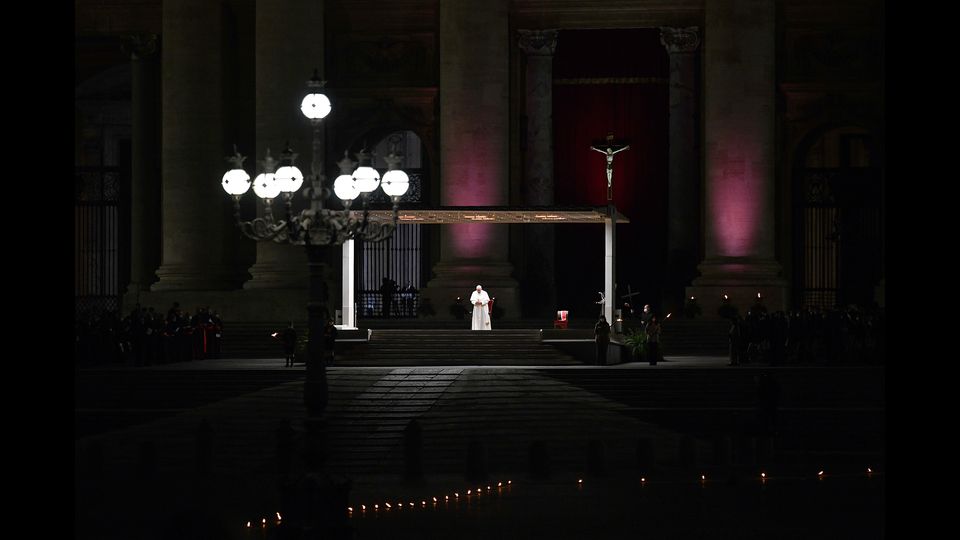 Il Papa in una piazza San Pietro vuota per il Covid