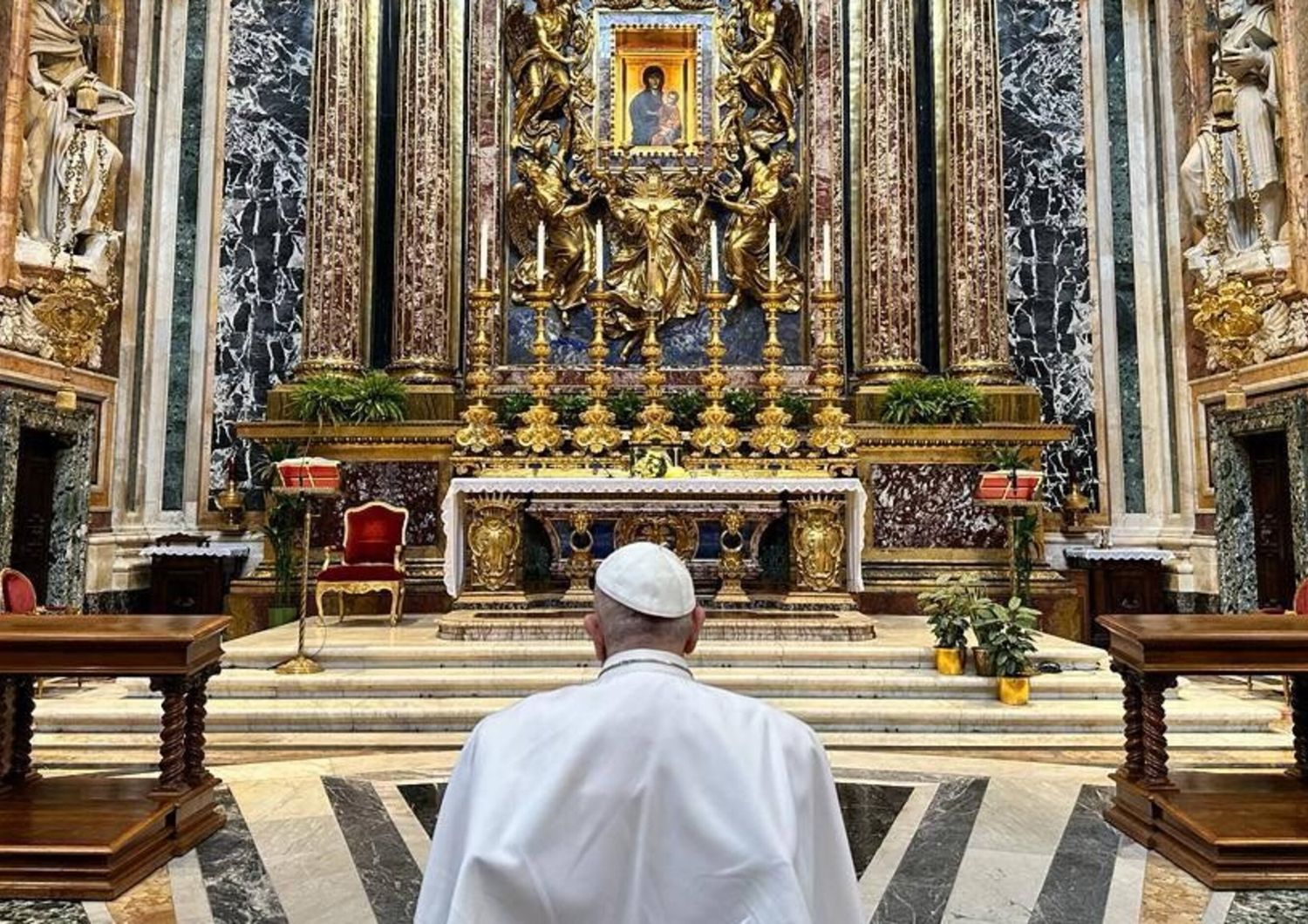Papa Francesco prega a Santa Maria Maggiore