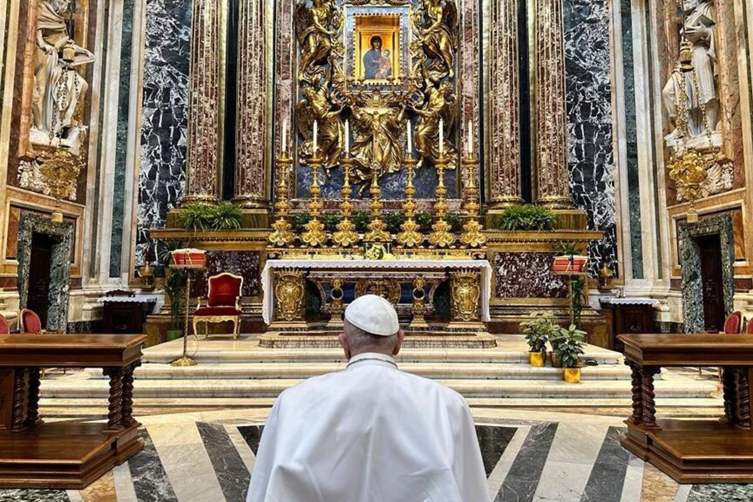 Papa Francesco prega a Santa Maria Maggiore