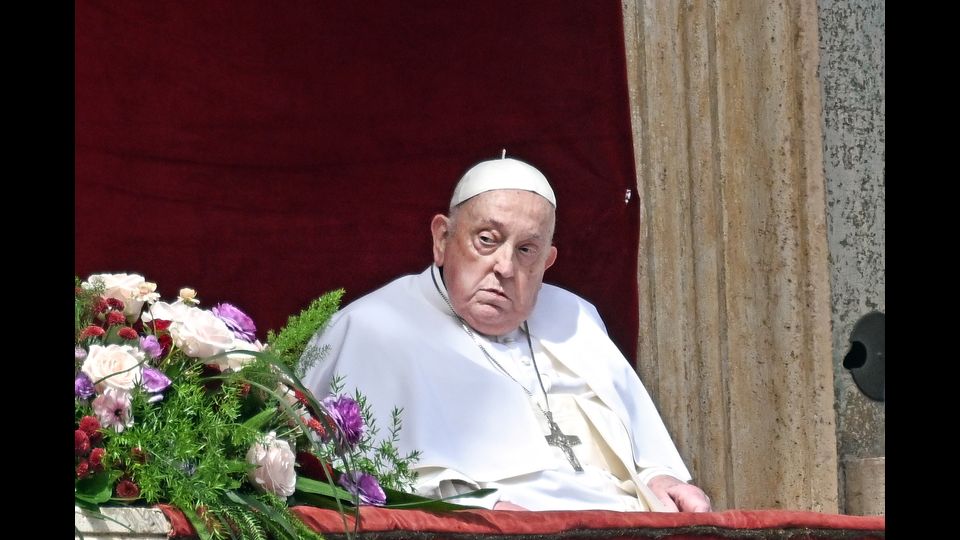 L'ultima benedizione nel giorno di Pasqua