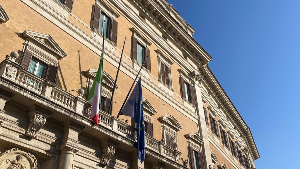 Montecitorio, bandiere a mezz'asta