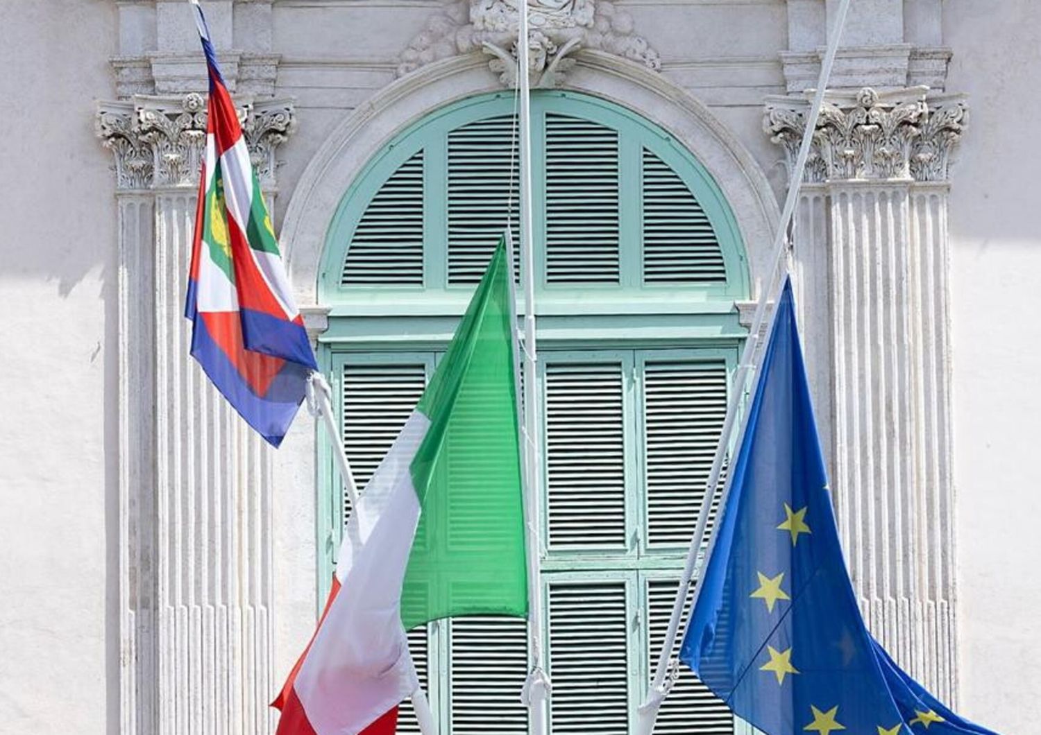 Bandiere a mezz'asta al Quirinale