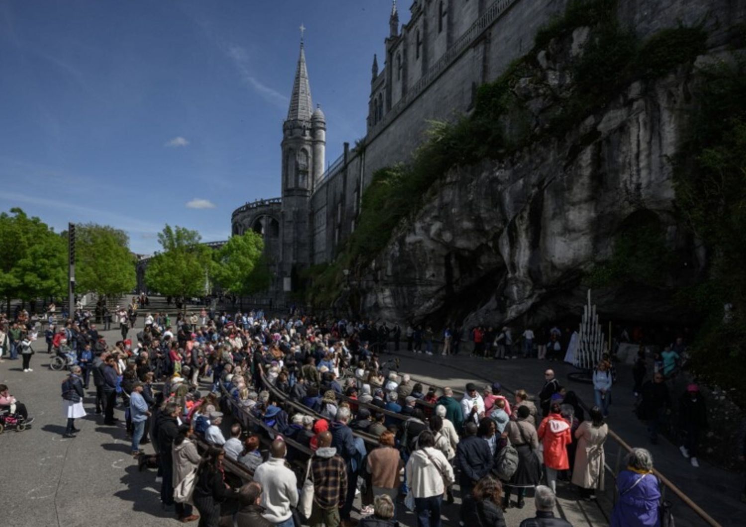 Fedeli in preghiera a Lourdes alla notizia della morte del Papa