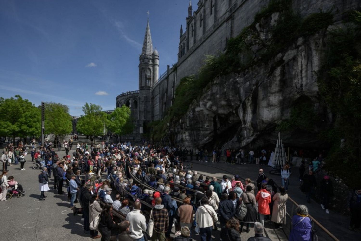 Fedeli in preghiera a Lourdes alla notizia della morte del Papa