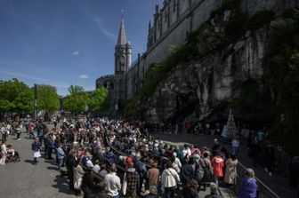 Fedeli in preghiera a Lourdes alla notizia della morte del Papa