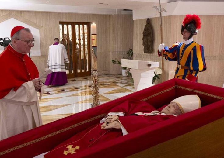 Le prime immagini di Papa Francesco nella bara