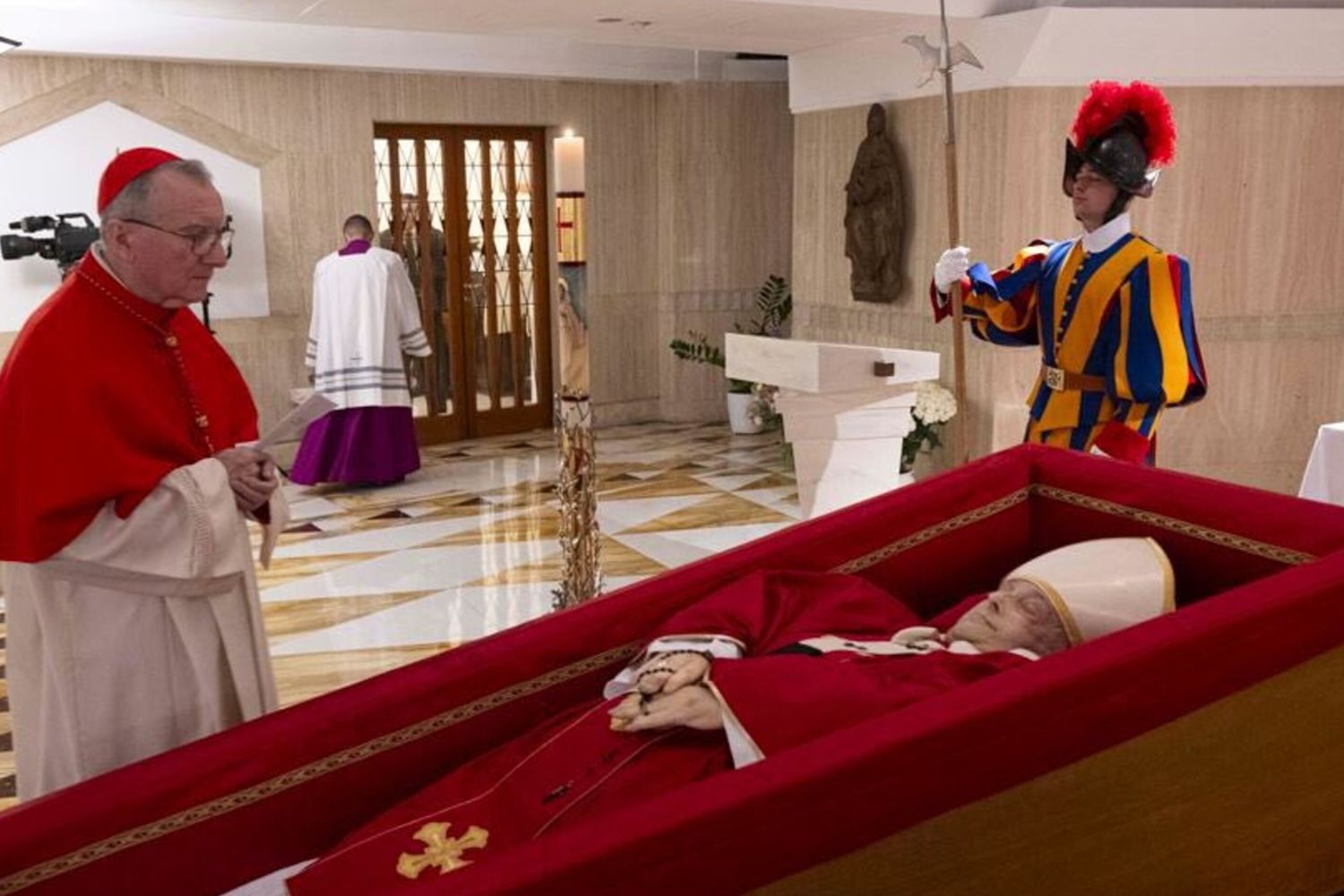 Le prime immagini di Papa Francesco nella bara