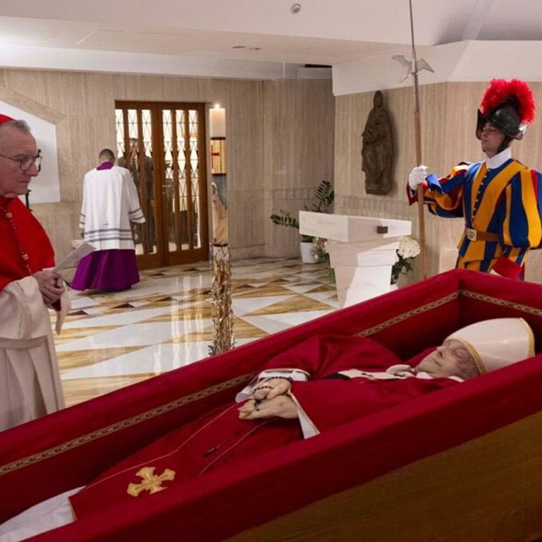 Le prime immagini di Papa Francesco nella bara