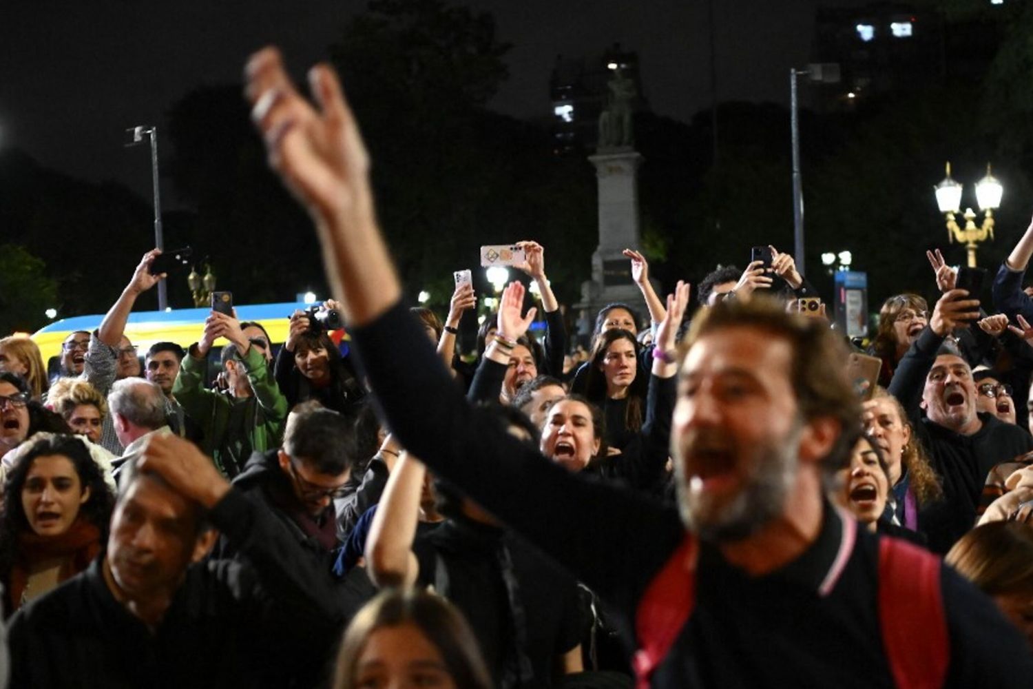 La vicepresidente argentina contestata alla messa di suffragio per il Papa