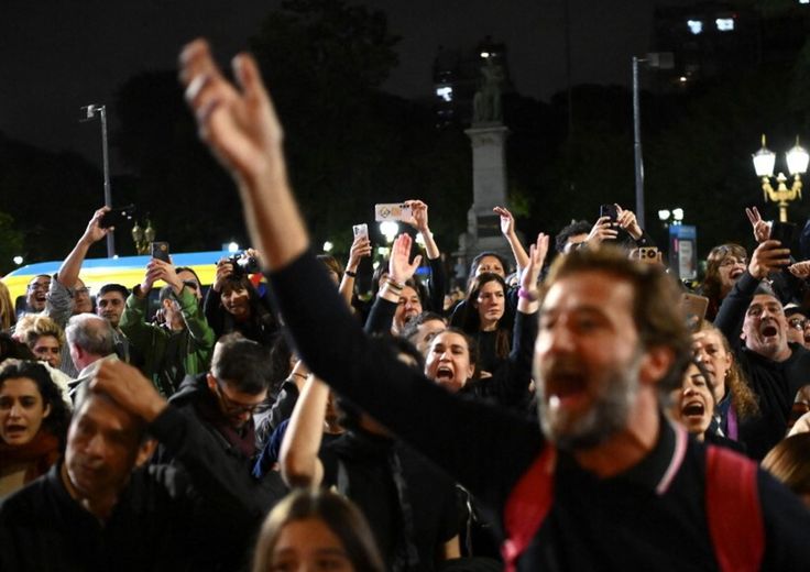 La vicepresidente argentina contestata alla messa di suffragio per il Papa