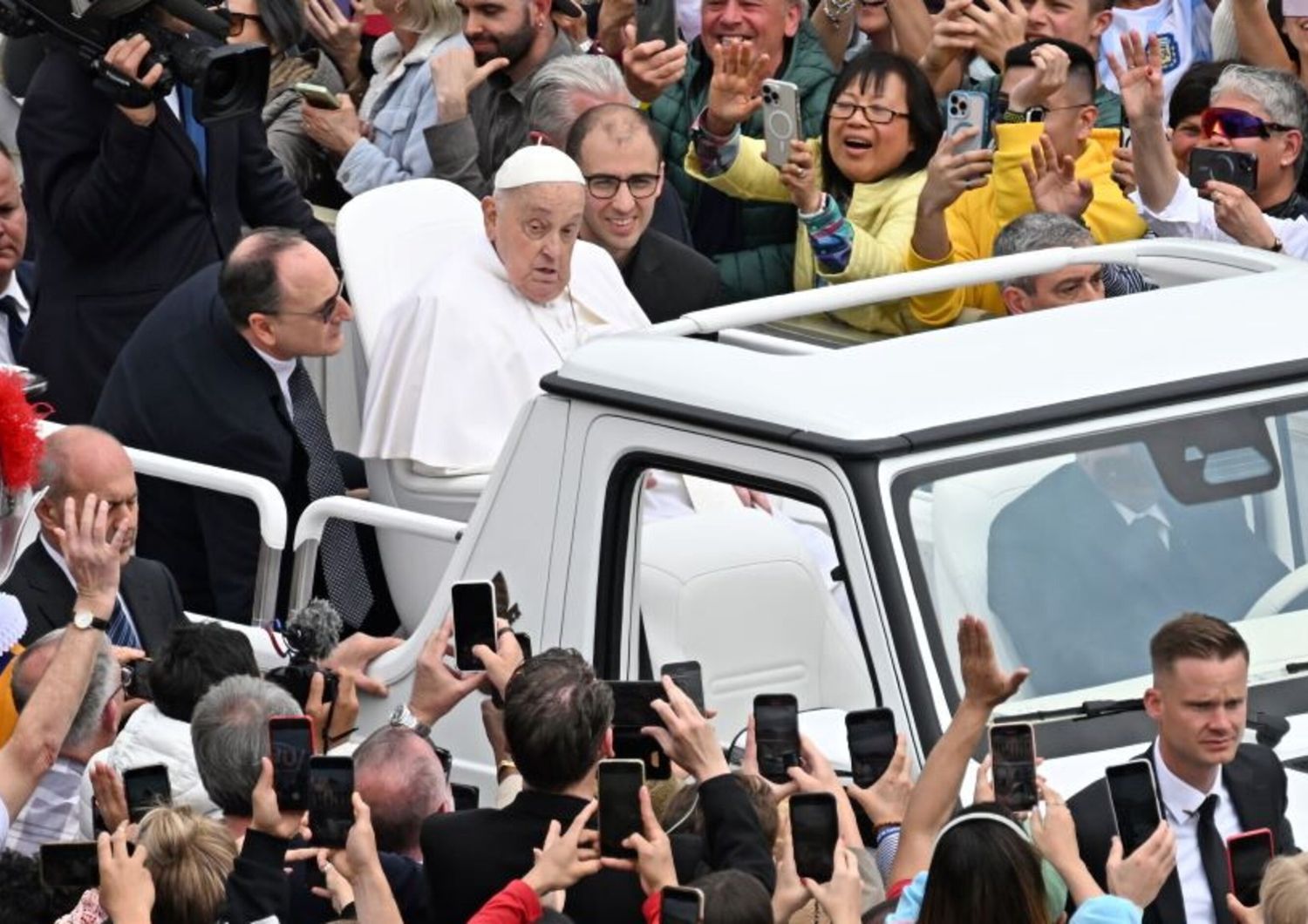 L'ultima volte di Bergoglio tra i fedeli in piazza San Pietro, la domenica di Pasqua
