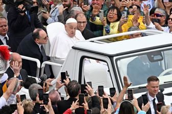 L'ultima volte di Bergoglio tra i fedeli in piazza San Pietro, la domenica di Pasqua