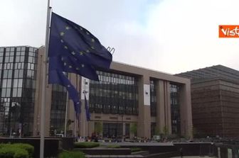 Addio Papa Francesco, bandiere a mezz'asta al Consiglio Ue a Bruxelles