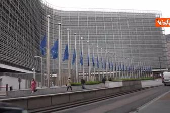 Addio Papa Francesco, bandiere a mezz'asta alla Commissione Ue a Bruxelles