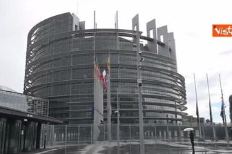 Addio Papa Francesco, bandiere a mezz'asta al Parlamento Ue di Strasburgo