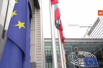 Addio Papa Francesco, bandiere a mezz'asta al Parlamento Ue a Bruxelles