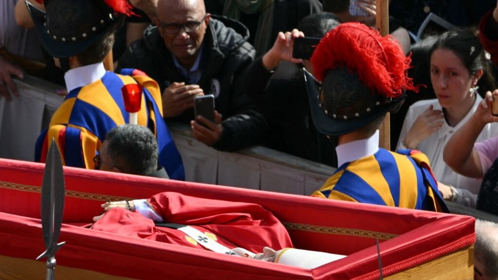 Al via il rito della traslazione della bara di Papa Francesco. I fedeli in piazza San Pietro