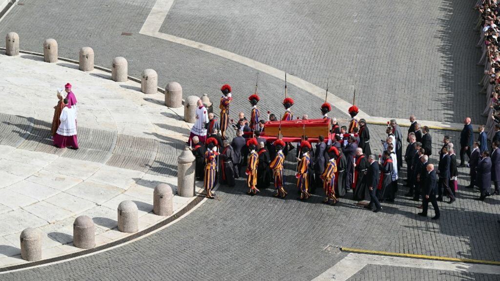 Al via il rito della traslazione della bara di Papa Francesco. I fedeli in piazza San Pietro