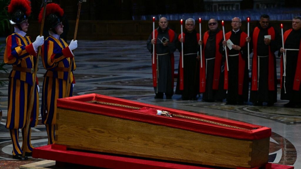 La bara di Papa Francesco davanti all'altare della Confessione. Il passaggio a San Pietro [VIDEO]