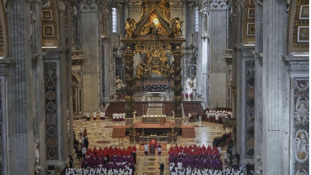 La bara di Papa Francesco davanti all'altare della Confessione. Il passaggio a San Pietro [VIDEO]