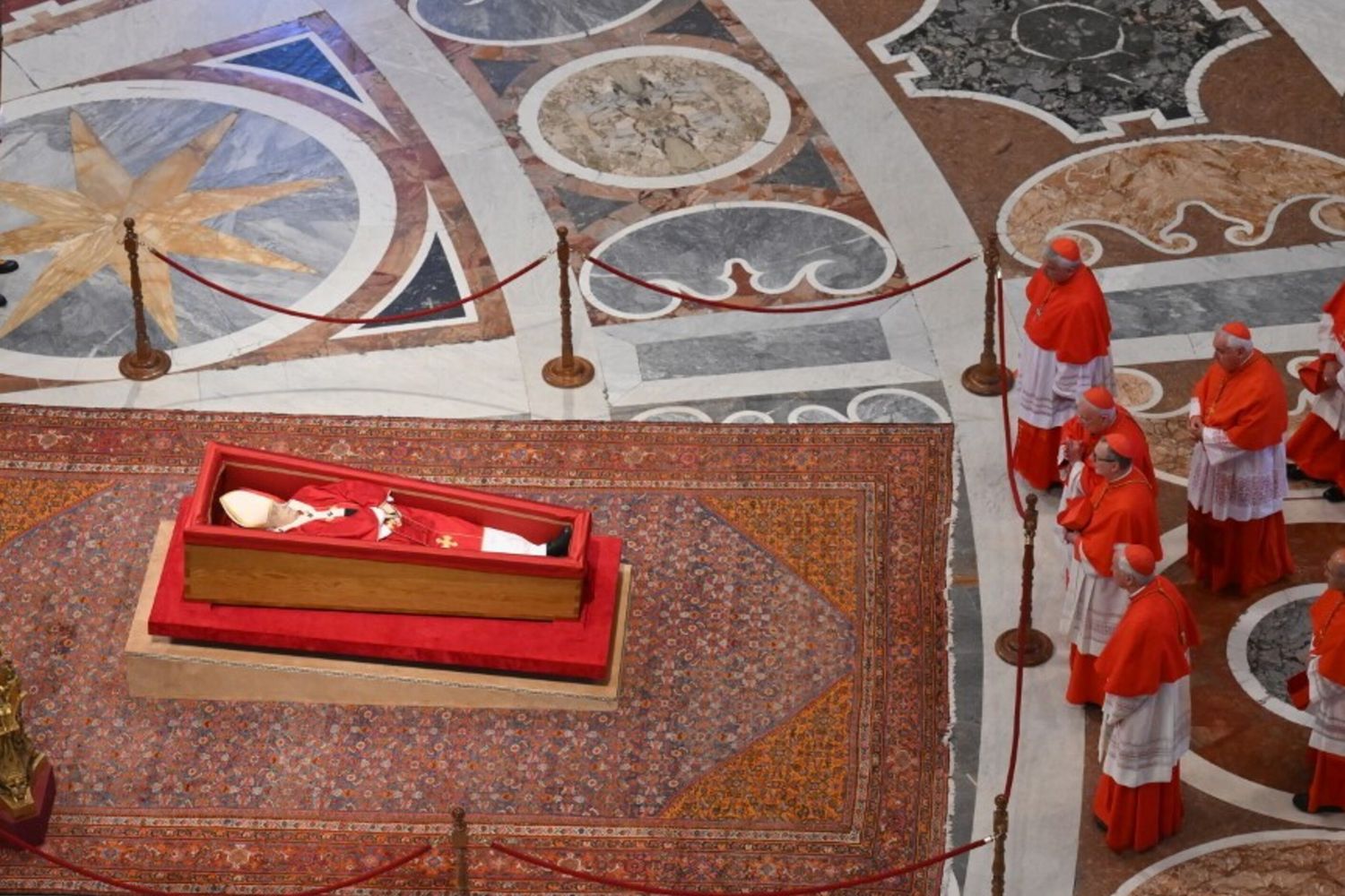 La salma di Papa Francesco in Basilica. Inizia l'omaggio dei fedeli. Il passaggio del feretro a S.Pietro [VIDEO]
