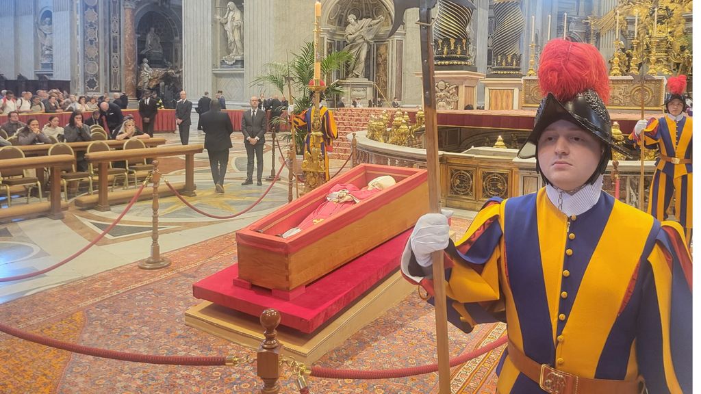 La salma di Papa Francesco in Basilica. Inizia l'omaggio dei fedeli. Il passaggio del feretro a S.Pietro [VIDEO]