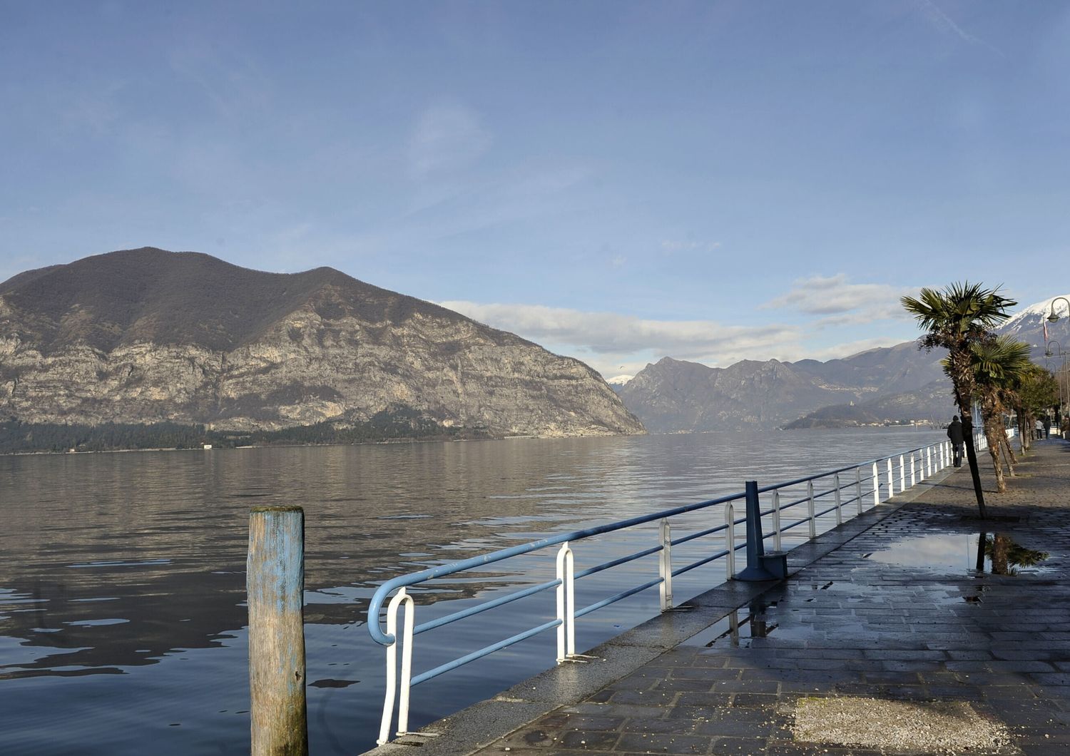 Uomo si tuffa nel lago e muore
