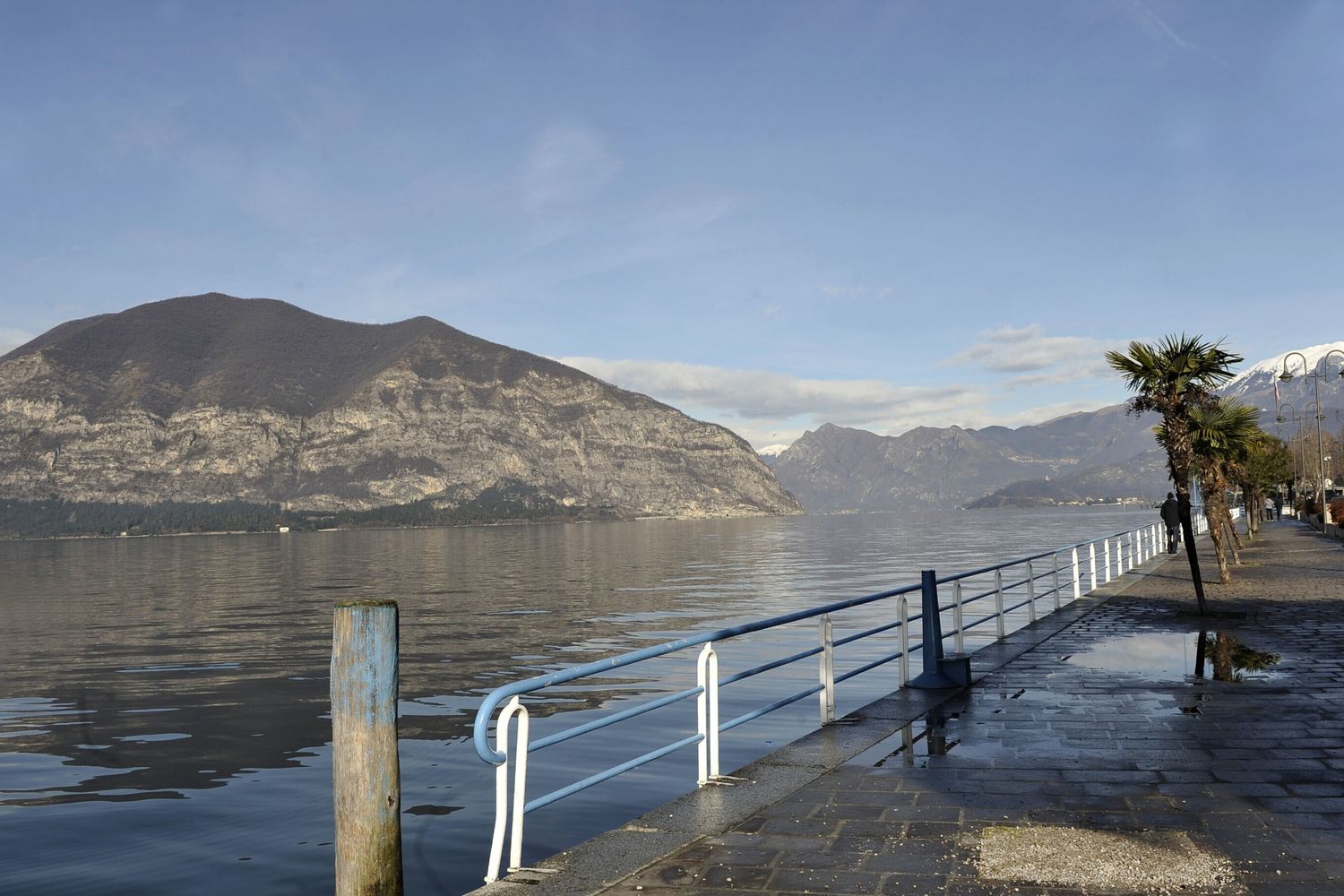 Uomo si tuffa nel lago e muore