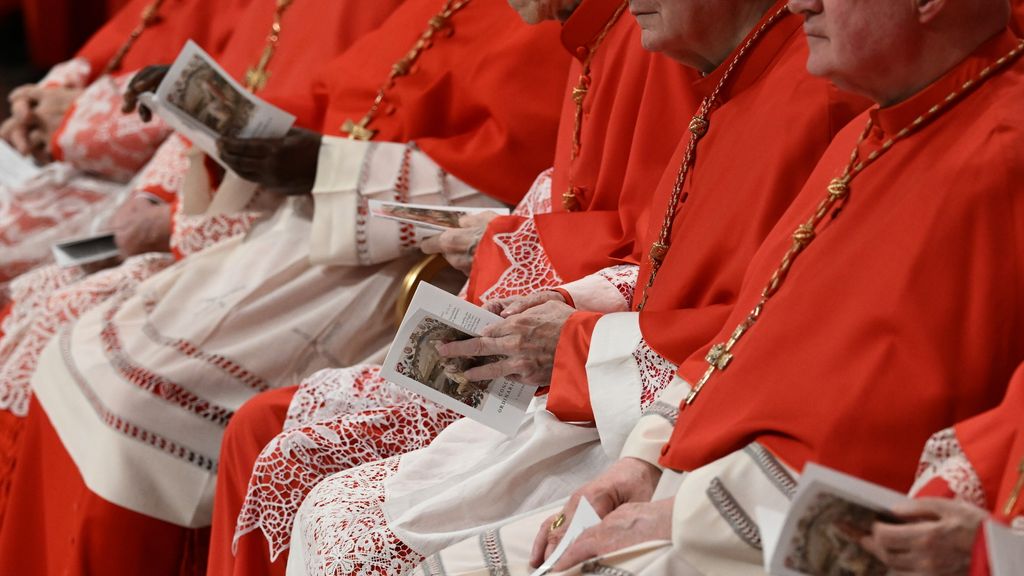 Chi 'comanda' adesso in Vaticano e come si elegge il nuovo Papa