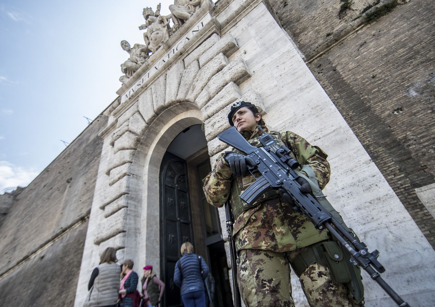 Una militare di guardia al Vaticano