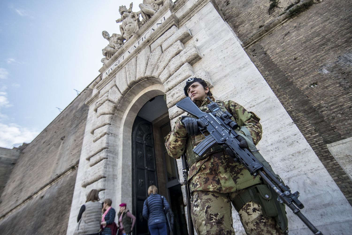 Una militare di guardia al Vaticano