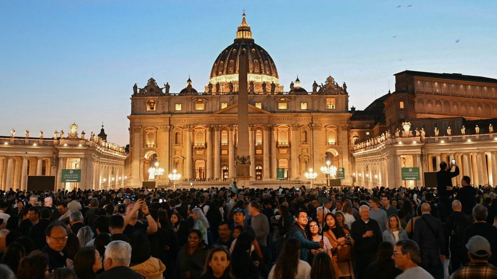 L'omaggio dei fedeli a Papa Francesco