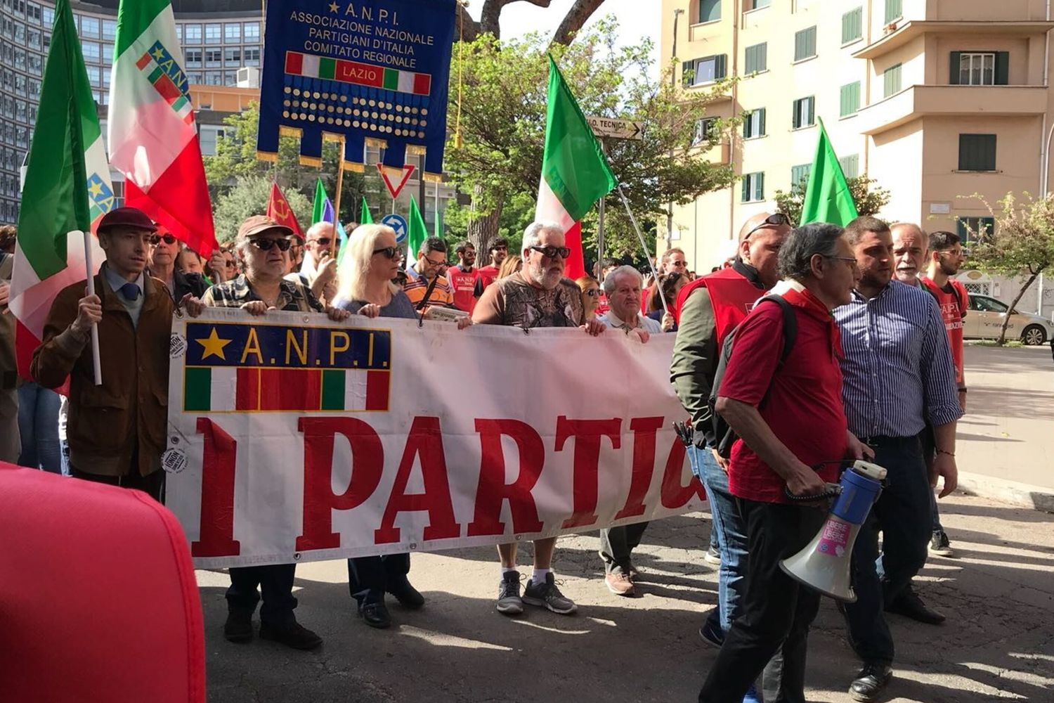E' partita verso le 10 del mattino da Via Genocchi davanti alla sede della Regione Lazio la manifestazione contro i fascismi e contro i razzismi organizzata dall'associazione partigiana Anpi Roma, insieme ad altre associazioni di ex partigiani, di ex deportati nei campi di sterminio, perseguitati politici e internati Aned, Anei, Anppia, Anpc, Anvrg Roma, Fiap, Circolo G. Bosio.