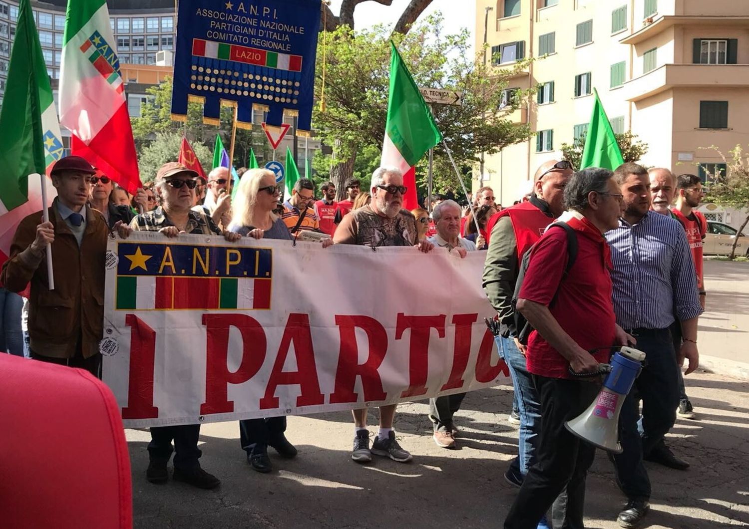 E' partita verso le 10 del mattino da Via Genocchi davanti alla sede della Regione Lazio la manifestazione contro i fascismi e contro i razzismi organizzata dall'associazione partigiana Anpi Roma, insieme ad altre associazioni di ex partigiani, di ex deportati nei campi di sterminio, perseguitati politici e internati Aned, Anei, Anppia, Anpc, Anvrg Roma, Fiap, Circolo G. Bosio.