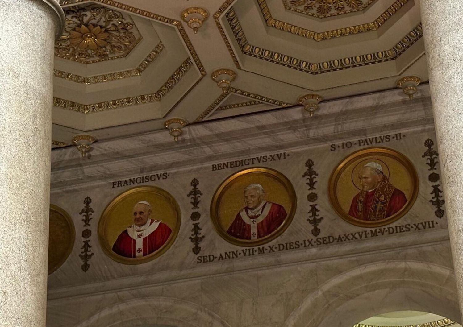 Il tondo di Papa Francesco a San Paolo fuori le Mura è al buio. Che cosa è successo?