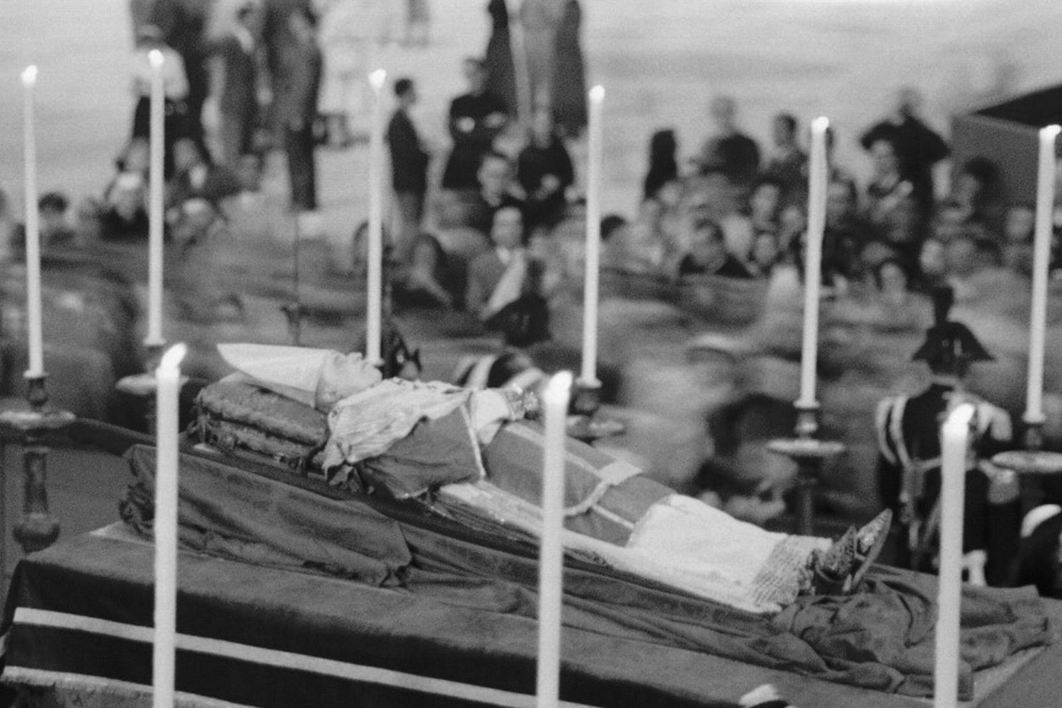 Il feretro di Pio XII