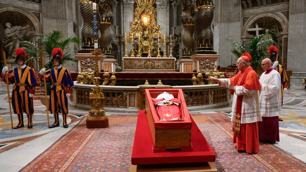 Più di 250mila fedeli hanno reso omaggio al Papa