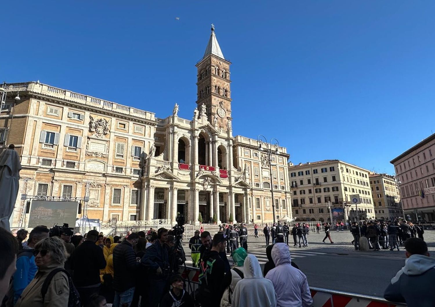 Papa folla fedeli attesa Santa Maria Maggiore