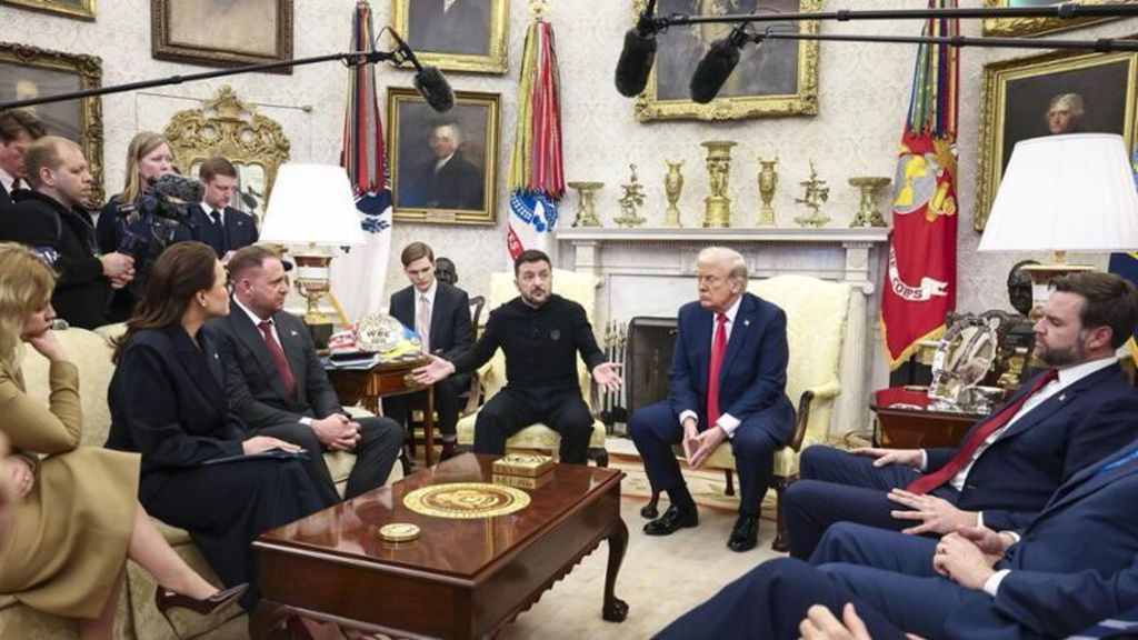 Trump-Zelensky, la foto storica a San Pietro. "Dialogo alla pari"