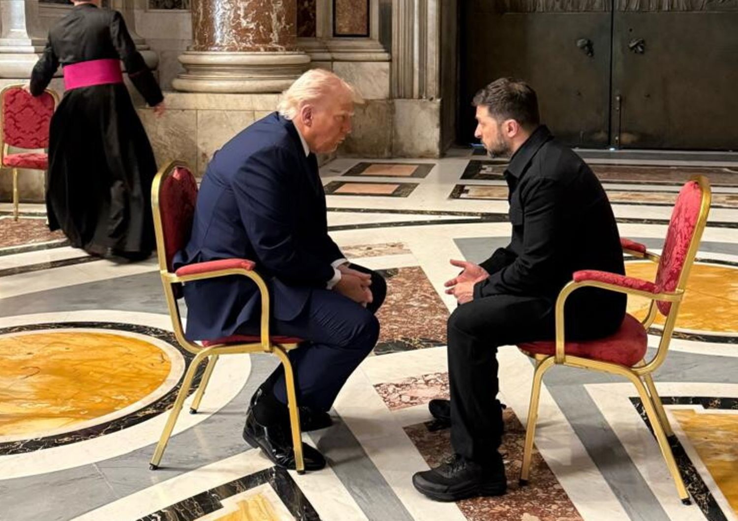 foto trump zelensky vaticano